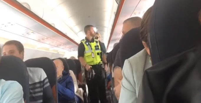Uçakta kriz: Kadın yolcuyu polis indirdi