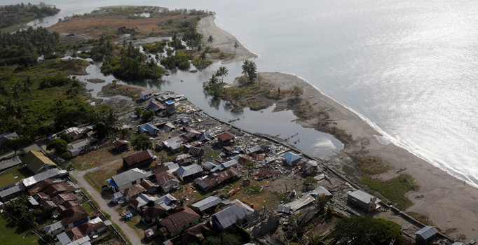 Endonezya'da cesetler sahile vurmaya başladı