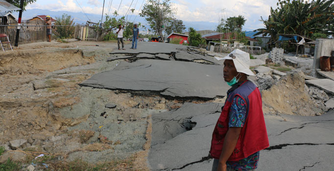 Depremzedeler felaketi anlattı: İnsanlar toprak içinde yüzüyor gibiydi