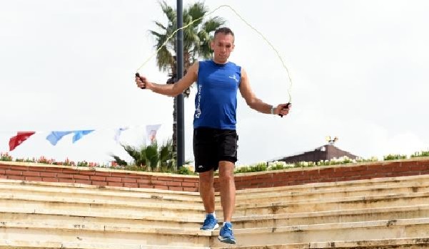 İp atlayarak adını Guinness'e yazdırdı