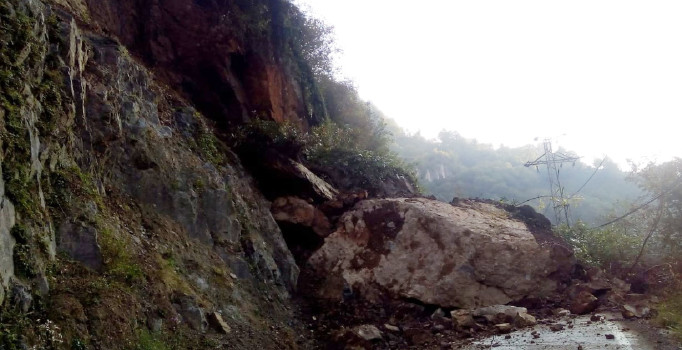 Rize’de heyelan yolu kapattı