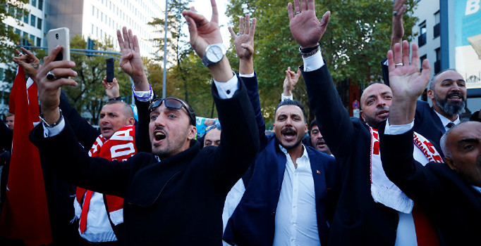 Almanya da bozkurt işaretini yasaklamayı tartışıyor