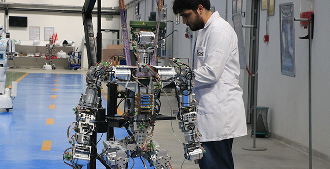 AkınRobotics'in insansı yerli robotu Rusça öğreniyor