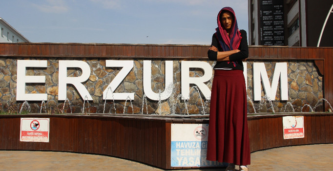 Boyu uzun diye babası evden kovdu