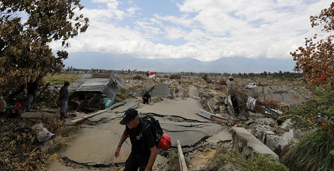 Endonezya'da ölü sayısı 2 bini aştı
