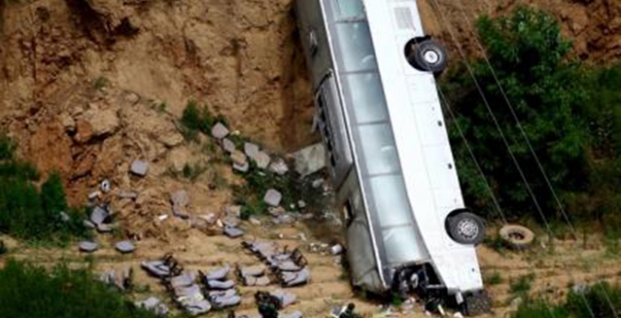 Yolcu otobüsü uçuruma yuvarlandı: 35 ölü