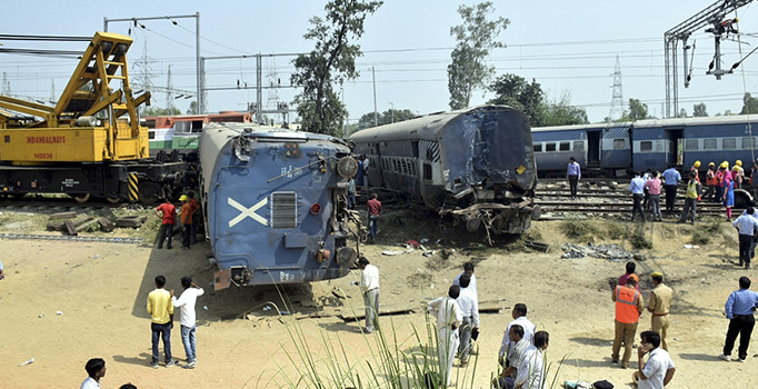 Hindistan’da tren raydan çıktı: 5 ölü, 30 yaralı