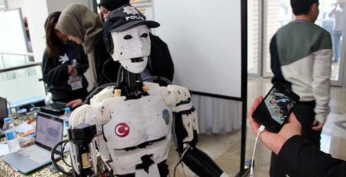 İnsansı polis robot 'Yiğido' ilgi odağı oldu