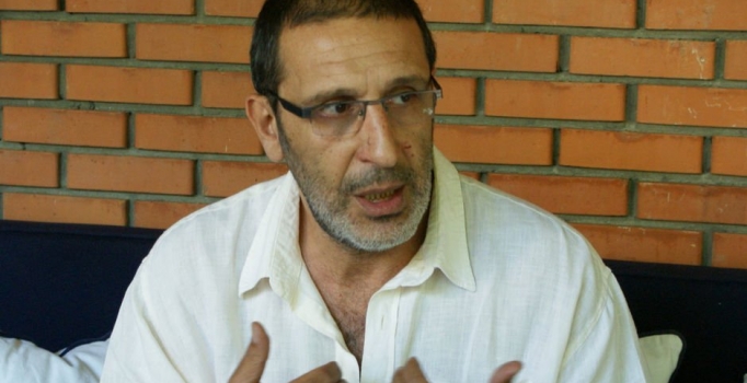 Cem Özer, film setinde ayağını kırdı