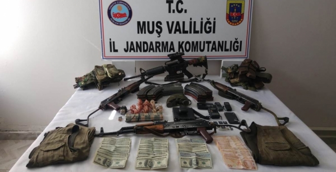 Öldürülen 5 PKK'lı teröriste ait silah ve mühimmat ele geçirildi