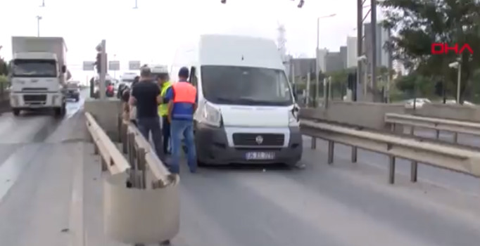 Aynı gişeden geçmeye çalışırken kaza yaptılar