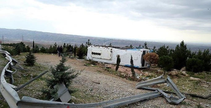 İran'da otobüs şoförü uyuyakaldı: 5 ölü, 16 yaralı