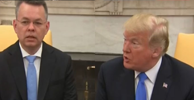 Sondakika... Rahip Brunson'ı Beyaz Saray'da ağırlayan Trump mesaj verdi: Eskiye döneceğiz