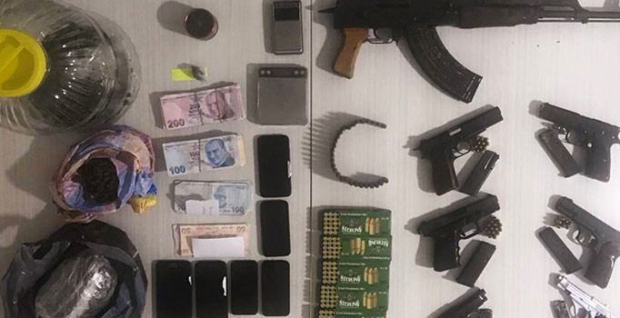 Ev değil sanki cephanelik!