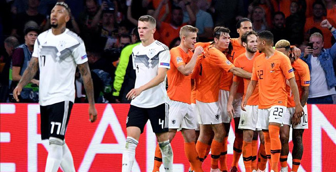 Hollanda, Almanya'yı üç golle geçti
