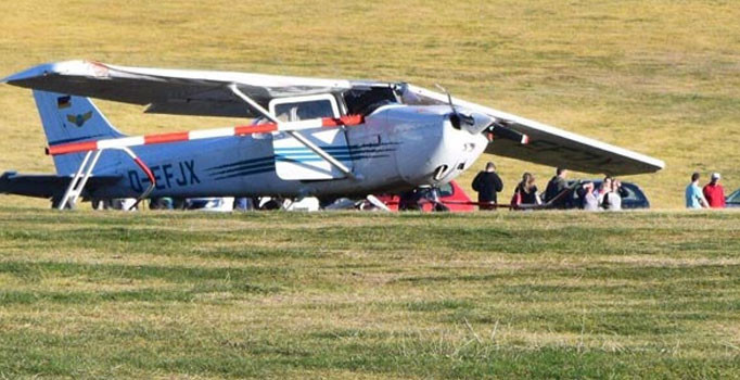 Son dakika... Almanya'da bir uçak kalabalığın üzerine düştü