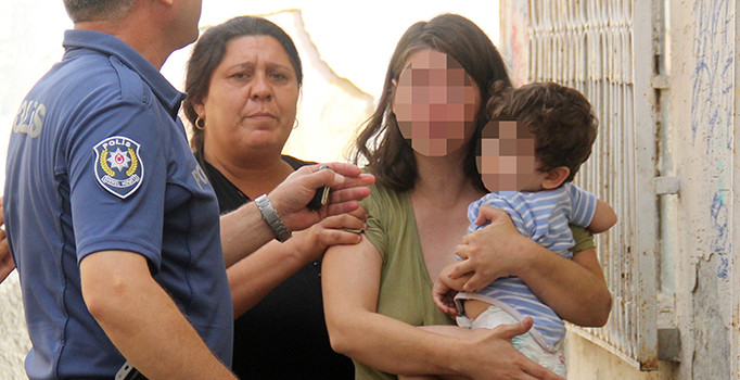 Öz anneden çocuklara şiddete mahalleli isyan etti