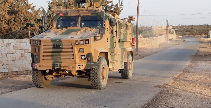 Münbiç’de PYD’li teröristlerin hendek kazdığı bölgelerde Türk askerinden devriye