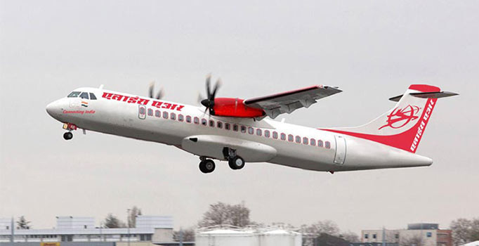 Hindistan'da hostes uçaktan düştü