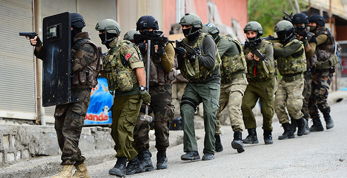 Batman ve İstanbul'da eş zamanlı terör operasyonu: 5 gözaltı