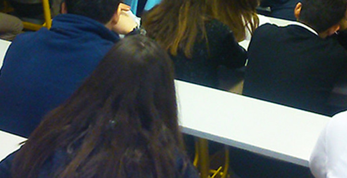 Kadıköy Anadolu Lisesi, öğrenciler arasında yaşanan devrecilik dayağı iddialarıyla çalkalanıyor