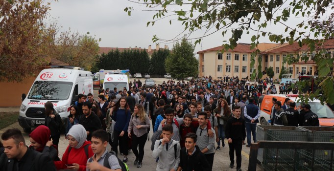 Sakarya'da lisede gaz kokusu şüphesi