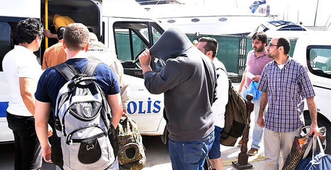 Kaçaklar, batmak üzereyken son anda kurtarıldı