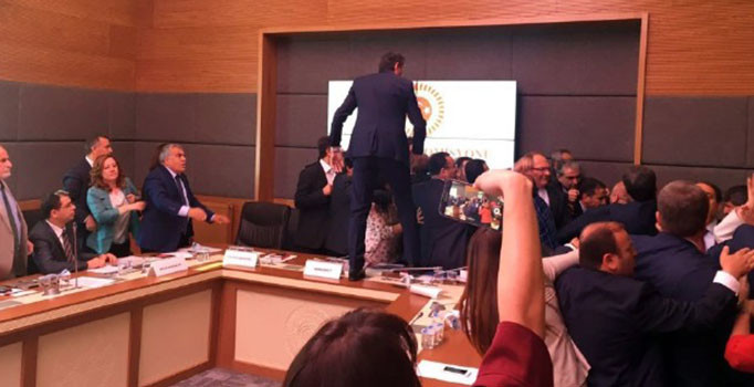 AK Partili İsmail Aydın: Bakanımıza zarar verirler düşüncesi ile masanın üzerinden atladım