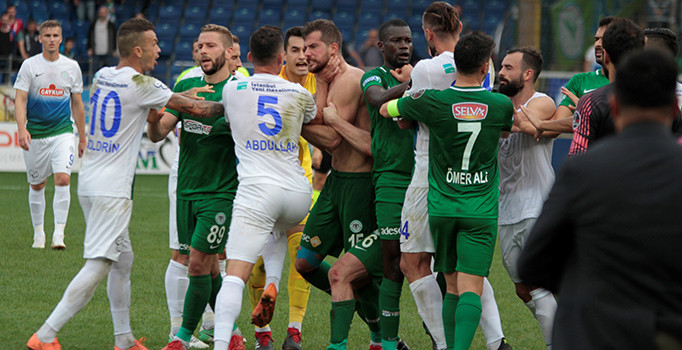 Rize’de maç sonu saha karıştı