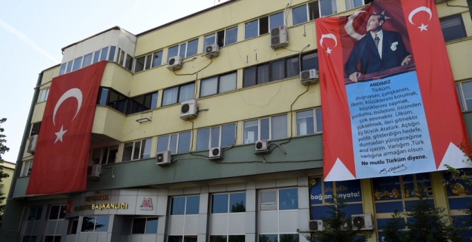 Belediye binasına dev 'Atatürk' ve 'Andımız' pankartı
