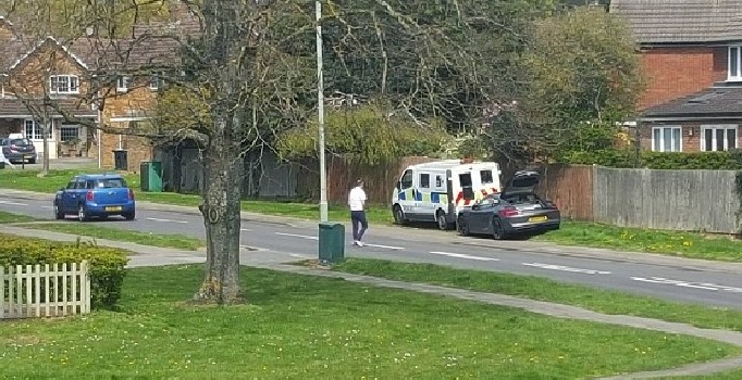 Mobil radar aracını önünü Porsche marka arabasıyla engelledi