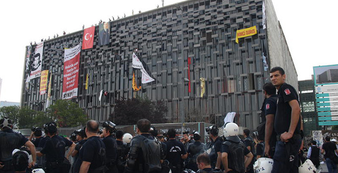 Polisten Beyoğlu esnafına 1 Mayıs'ta dükkanların kapatılması talimatı