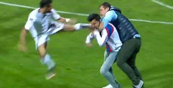 Karabükspor-Elazığspor maçında Tolga Özkalfa'ya saldırı