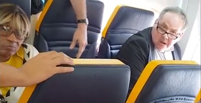 Ryanair uçağında ırkçı saldırı