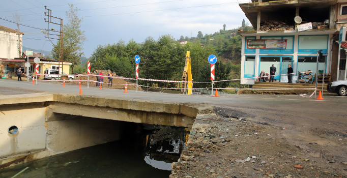 Rize'de yine şaşırtan görüntü: Üstü yol, altı köprü