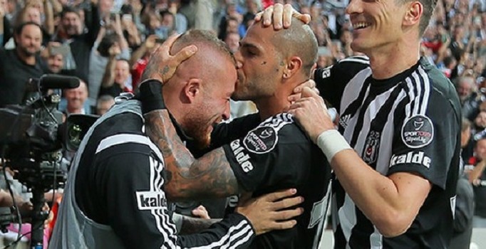 Ricardo Quaresma gol sevincini Gökhan Töre'nin alnını öperek kutladı