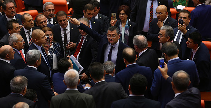 Son dakika! TBMM’de CHP ve MHP'liler arasında arbede