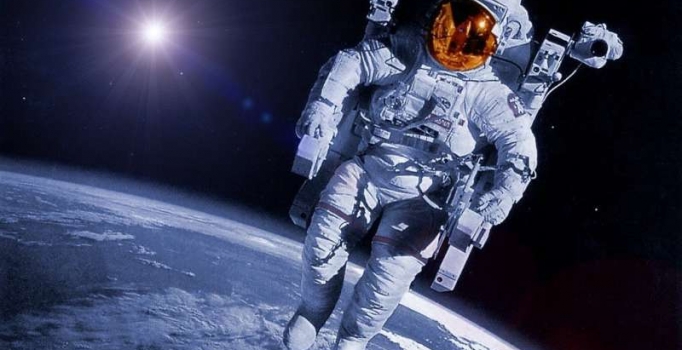 NASA, Ay'a ilk kez bir kadın astronot gönderecek