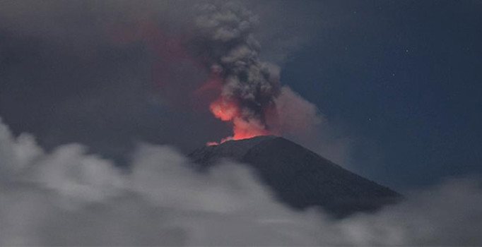Endonezya'da Anak Krakatau Yanardağı'nda patlamalar