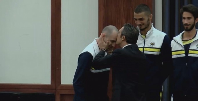 Ali Koç, Guliyev’i alnından öptü