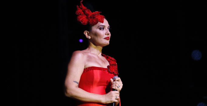 Demet Akalın gözyaşlarını tutamadı