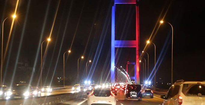 15 Temmuz Şehitler Köprüsü "dörtlü zirve"nin renklerine büründü