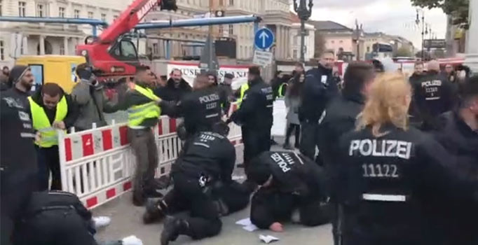 Almanya'da PKK'lılar Türklere saldırdı