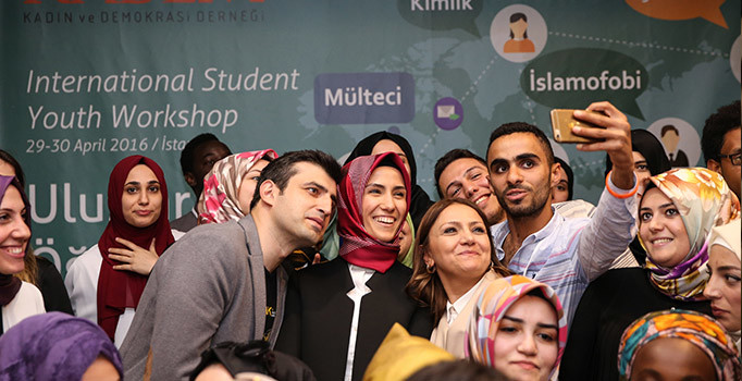 Sümeyye Erdoğan ile nişanlısı Selçuk Bayraktar ilk kez yan yana göründüler