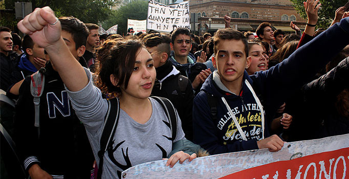 Yunanistan'da öğrencilerle polis arasında çatışma