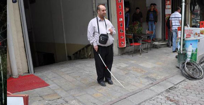 İzmir'de görme engelli vatandaş Salih Arıkan önce tartaklandı, sonra trafik cezası aldı