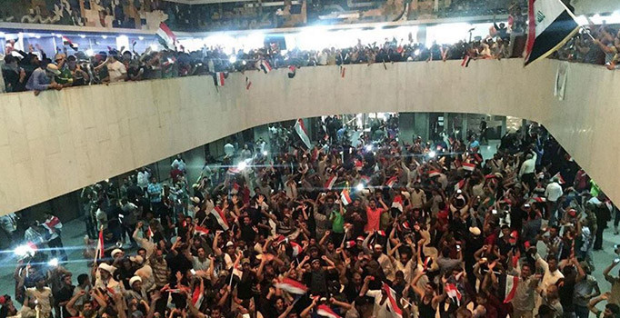 Irak'ta Şii lider Mukteda es-Sadr yanlıları parlamento binasını bastı- Son dakika haberler