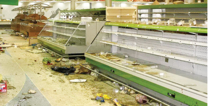 Venezuela’da halk dükkanları yağmalıyor