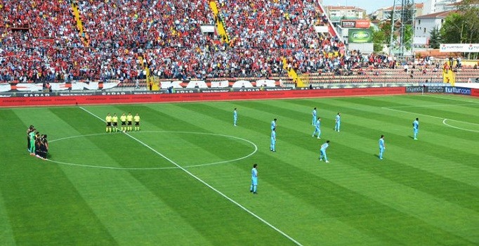 Trabzonspor, "2 dakika düşün" kampanyasına Eskişehirspor maçında tepki gösterdi