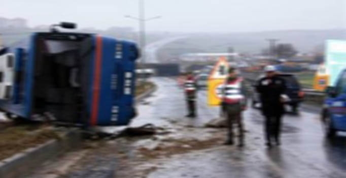 Cezaevi minibüsü TIR'la çarpıştı:3 ölü